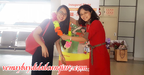 Đại diện Vietjet tặng hoa cho những hành khách đầu tiên bay Hà Nội-Cao Hùng